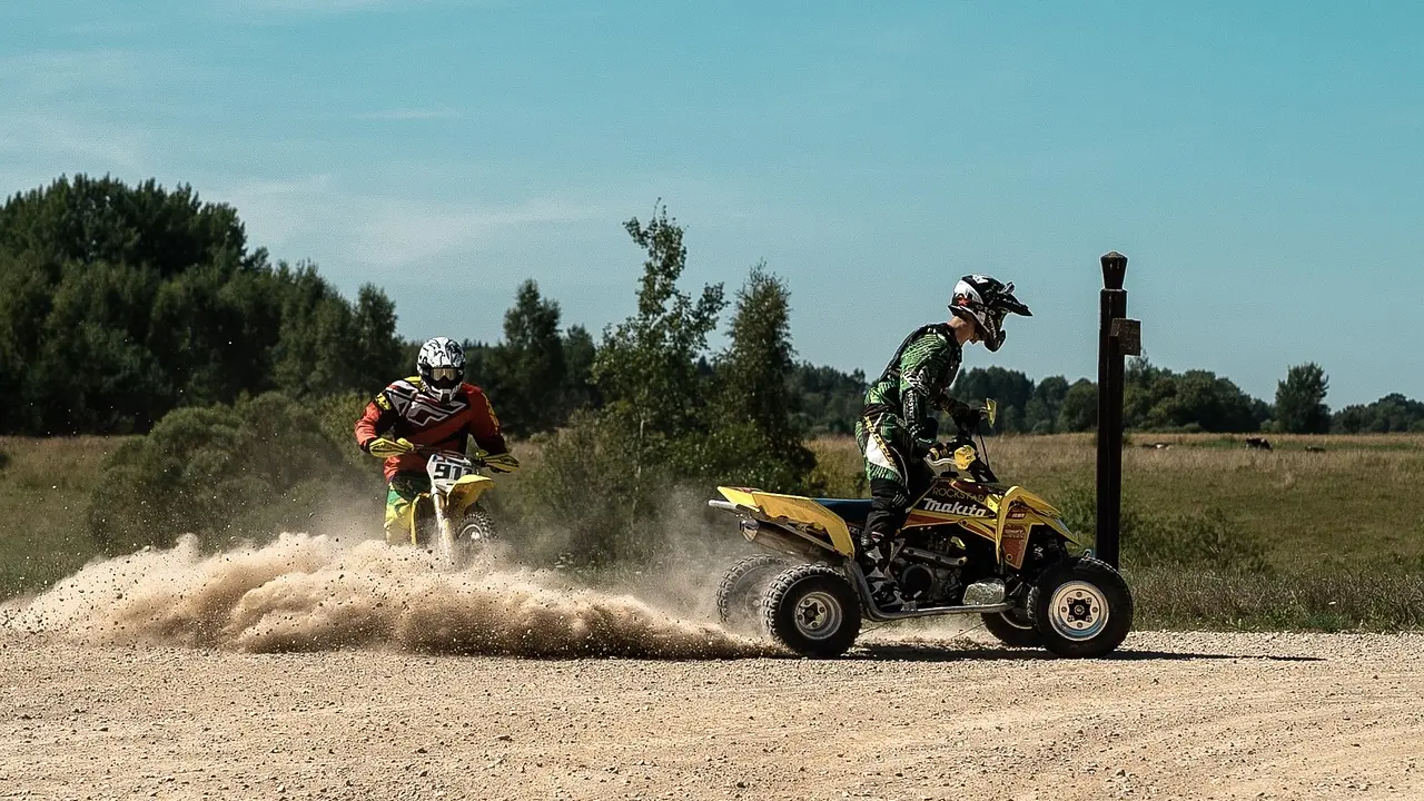 Courses de moto : circuit vs route