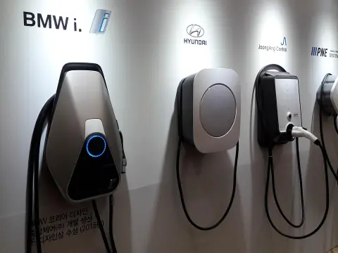Véhicules hybrides vs électriques : quel choix ?