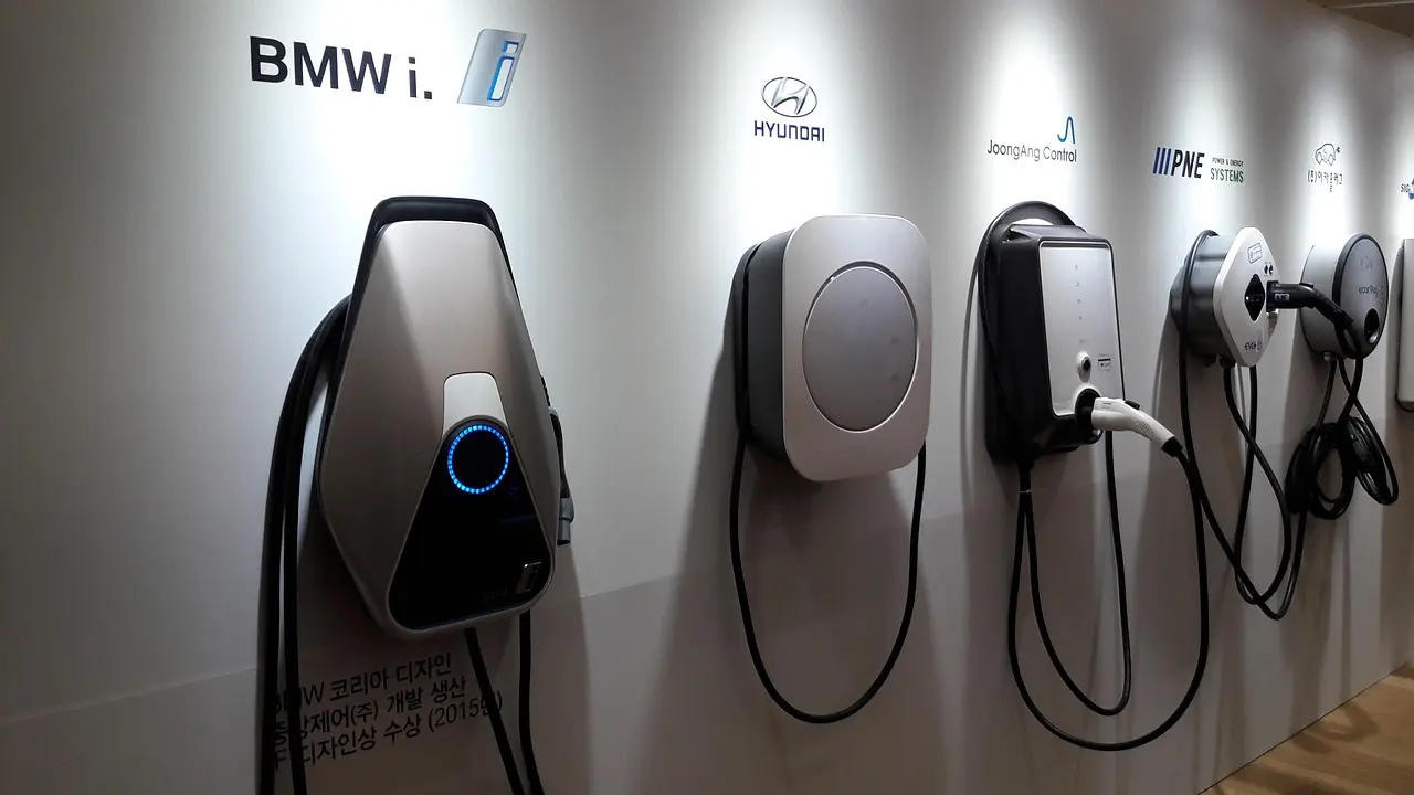Véhicules hybrides vs électriques : quel choix ?